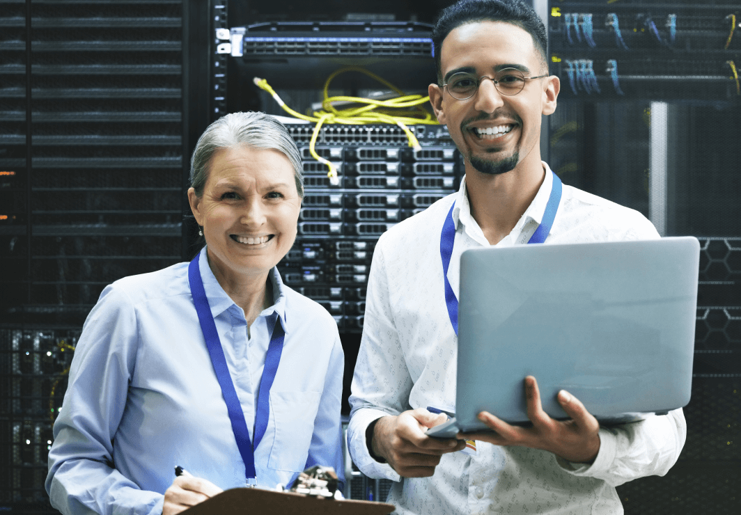 Equipo de PlatiniumHost trabajando en soluciones de hosting